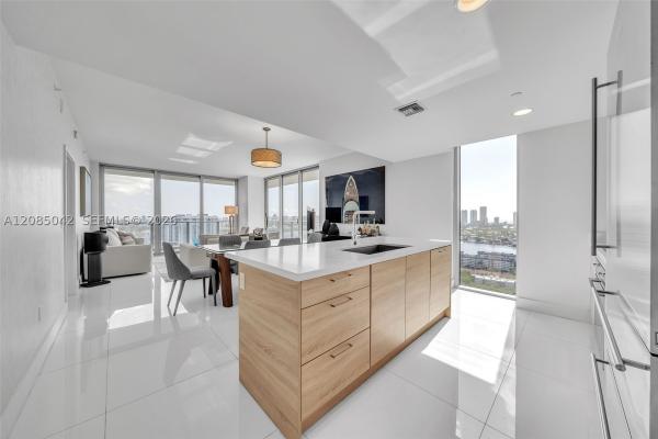 The Harbour North Tower, 16385 Biscayne Blvd #2707, North Miami Beach, Florida 33160, image 1