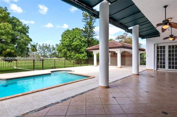 19420 W Saint Andrews Dr, Hialeah, Florida 33015, image 2