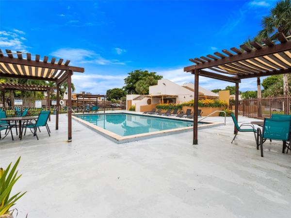 1424 SW 131st Place Cir E, Unincorporated Dade County, Florida 33184, image 1