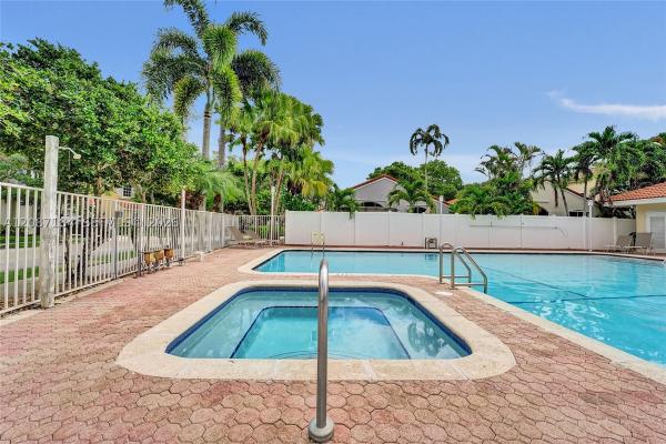 Emerald Isle, Weston, Florida 33326, image 1