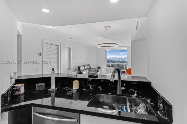 La Rive Gauche, 5880 Collins Ave #PH-3, Miami Beach, Florida 33140, image 3
