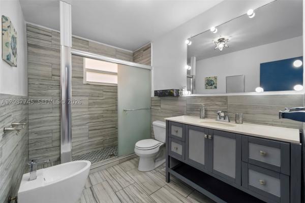 Pinetree Manor, 2858 Pine Tree Dr #5, Miami Beach, Florida 33140, image 2