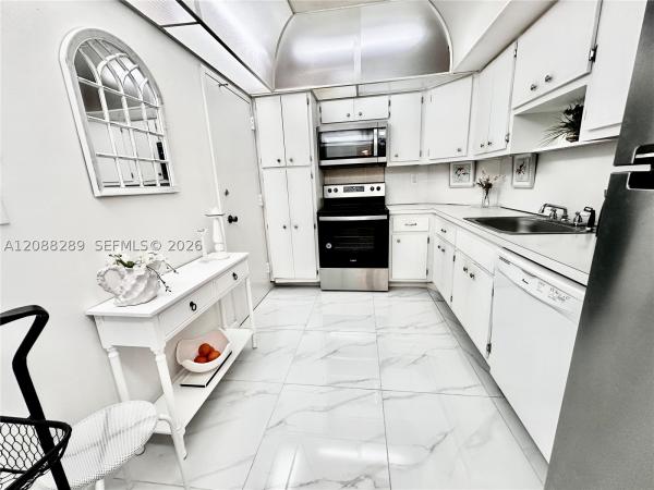 Arlen House West, 500 Bayview Dr #717, Sunny Isles Beach, Florida 33160, image 2
