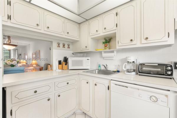 Oriole Golf & Tennis Club 2, 1040 Country Club Dr #208, Margate, Florida 33063, image 1
