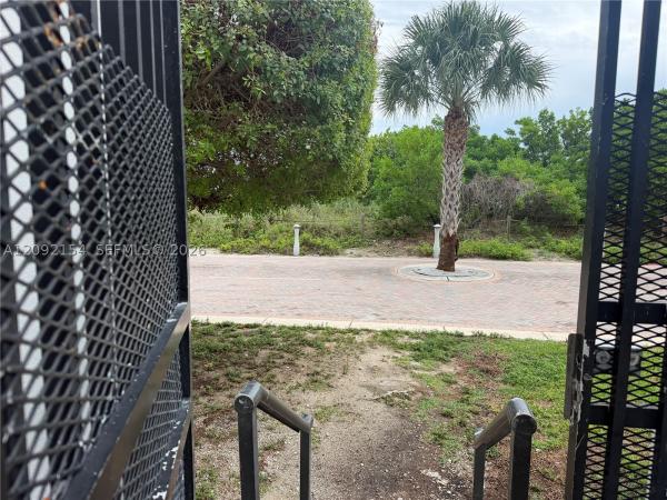 Oceanside Plaza, 5555 Collins Ave #14G, Miami Beach, Florida 33140, image 1