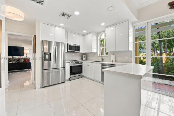 Aventura Bay Townhomes, 18475 NE 30th Pl, Aventura, Florida 33160, image 1