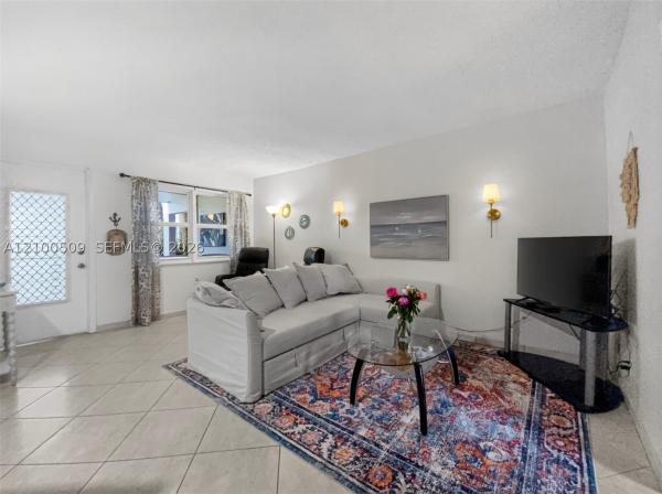 Casa Paradiso, 580 Egret Dr #111, Hallandale Beach, Florida 33009, image 1
