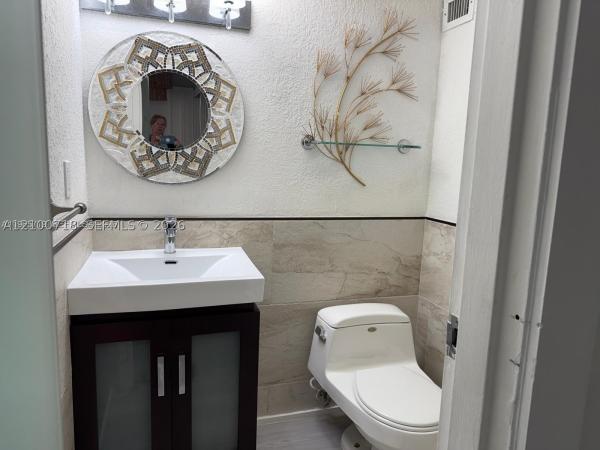 Plaza Of The Americas, 17021 N Bay Rd #627, Sunny Isles Beach, Florida 33160, image 1