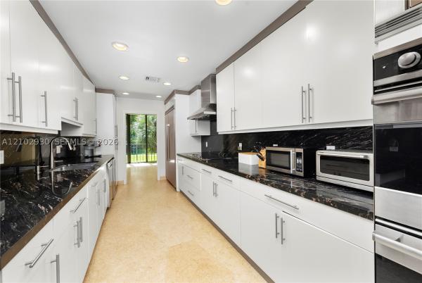 1566 NE Quayside Ter #D14, Unincorporated Dade County, Florida 33138, image 1