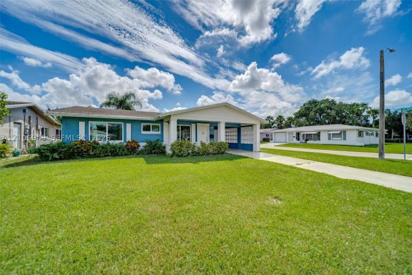 Mainlands Of Tamarac Lakes, 4510 Monterey Dr, Tamarac, Florida 33319, image 1