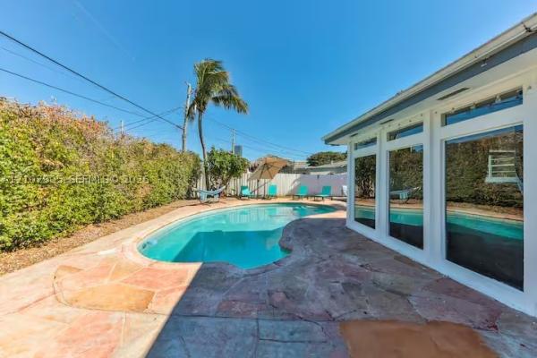 2565 NE 214th St, Unincorporated Dade County, Florida 33180, image 1