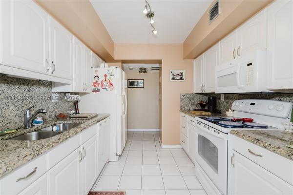 De Soto Park North, 2001 Atlantic Shores Blvd #407, Hallandale Beach, Florida 33009, image 1