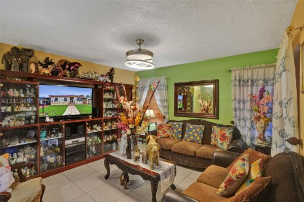 Robins Villas, 82 E 57th St, Hialeah, Florida 33013, image 1