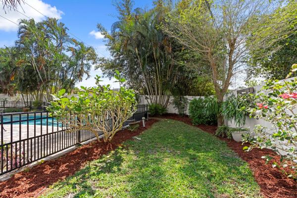 Montez Gardens, 200 SW 5th St, Boca Raton, Florida 33432, image 1