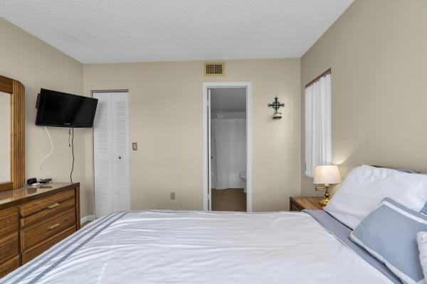 Lago Grande, 6715 W 26th Dr #101-6, Hialeah, Florida 33016, image 2