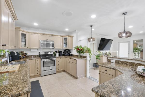 Coral Manor, 101 SE 13th St, Deerfield Beach, Florida 33441, image 2