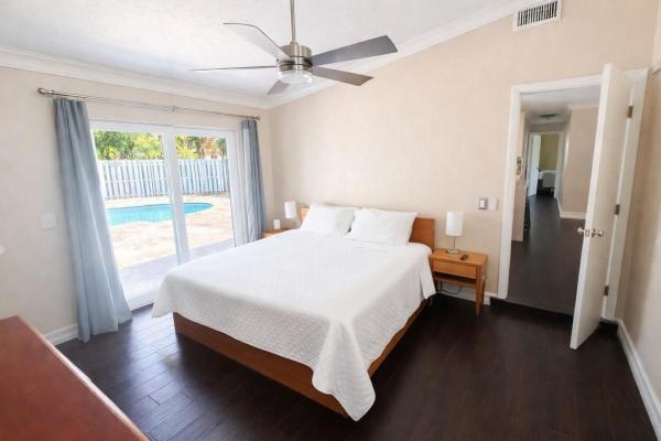 Sunset Manors, 525 NE 27th St, Wilton Manors, Florida 33334, image 2