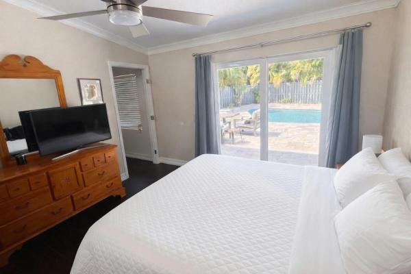 Sunset Manors, 525 NE 27th St, Wilton Manors, Florida 33334, image 2