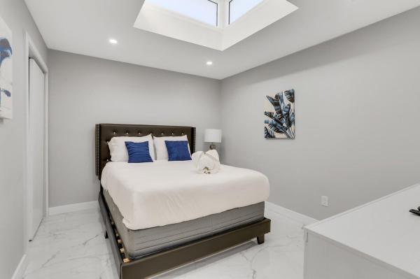 Lauder Gate Isles, 2019 NE 14th Ct, Fort Lauderdale, Florida 33304, image 1