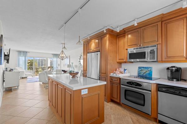 Pompano Yacht & Beach Club, 140 NE 28th Ave #604, Pompano Beach, Florida 33062, image 2