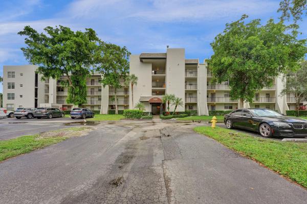 Poinciana Place Of Pine Island Ridge, 9470 Poinciana Pl #308, Davie, Florida 33324, image 3