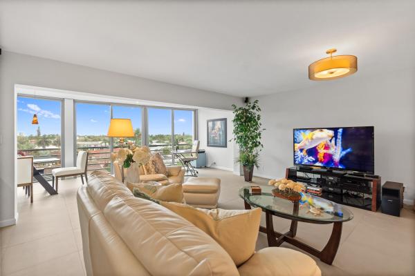 Winston House, 3050 NE 47th Ct #402, Fort Lauderdale, Florida 33308, image 2
