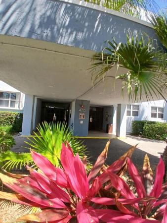 Breakwaters Of The Palm Beaches, 470 Executive Center Dr #4N, West Palm Beach, Florida 33401, image 2