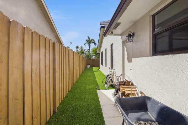 Waterford Homes, 2658 SW 11th Pl, Deerfield Beach, Florida 33442, image 2