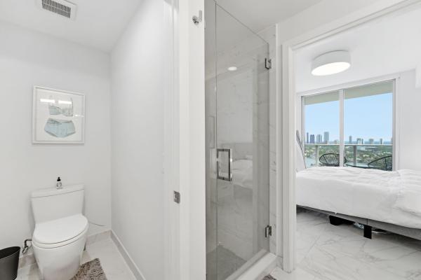 The Harbour South Tower, 16385 Biscayne Blvd #2516, North Miami Beach, Florida 33160, image 1