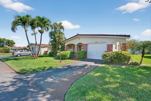 Crystal Lake Villas, 4340 NW 13th Ave, Deerfield Beach, Florida 33064, image 1