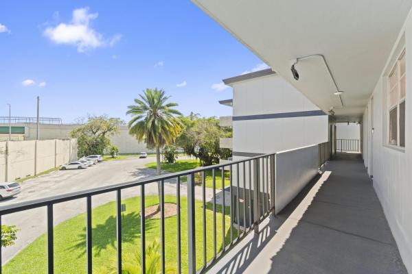 Lakeview South, 5275 NW 10th Ct #305, Plantation, Florida 33313, image 2