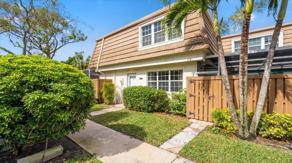 Winchester Courts, 4348 Hazel Ave #B, Palm Beach Gardens, Florida 33410, image 1