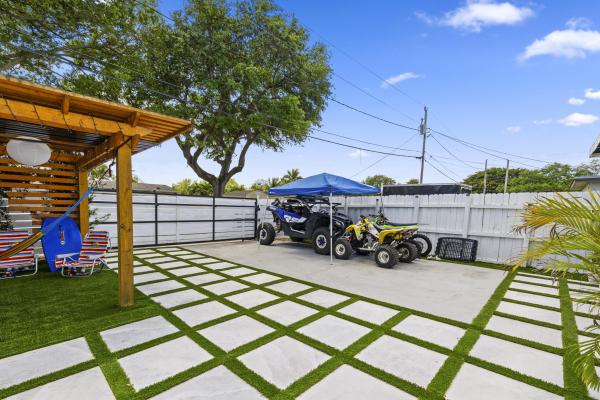 Park Road Manor, 3230 Roosevelt St, Hollywood, Florida 33021, image 1