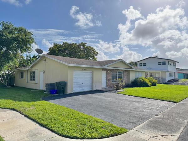Montez Gardens, 200 SW 4th St, Boca Raton, Florida 33432, image 1