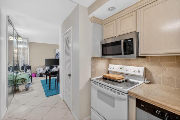 Manor Grove Village, 12 NE 19th Ct #118A, Wilton Manors, Florida 33305, image 3
