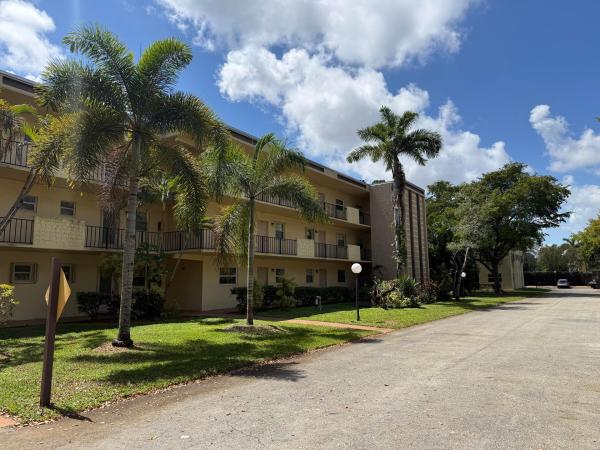 Cambridge House Of Carriage Hills, 300 Berkley Rd #112, Hollywood, Florida 33024, image 2