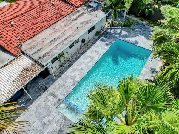 Sunset Manors, 2633 NE 3rd Ave, Wilton Manors, Florida 33334, image 2