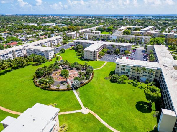 Village Royale Evergreen, 2615 NE 1st Ct #411, Boynton Beach, Florida 33435, image 2
