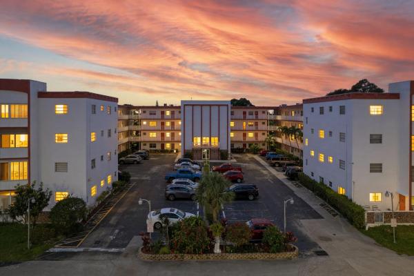 Sapphire, 4000 NW 44th Ave #207, Lauderdale Lakes, Florida 33319, image 2