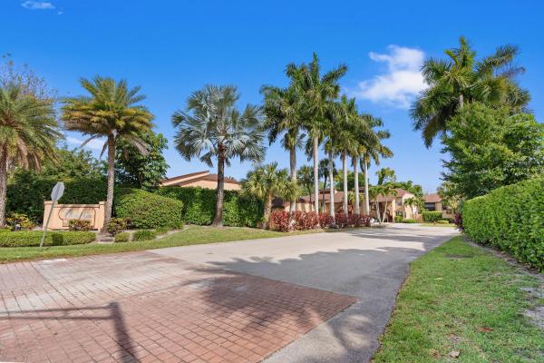 402 Lakeview Dr E, Royal Palm Beach, Florida 33411, image 3