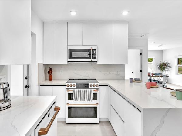 Sunset Manors, 209 NE 27th Dr, Wilton Manors, Florida 33305, image 1