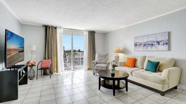 Golden Horn, 427 Golden Isles Dr #5J, Hallandale Beach, Florida 33009, image 1