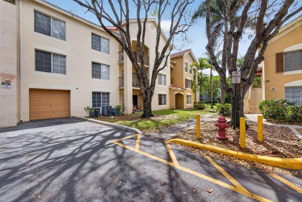 Emerald Isle At Laguna Lakes, 4211 San Marino Blvd #105, West Palm Beach, Florida 33409, image 1