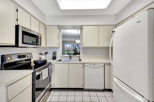 Huntington Lakes 3, 7185 Huntington Ln #301, Delray Beach, Florida 33446, image 2