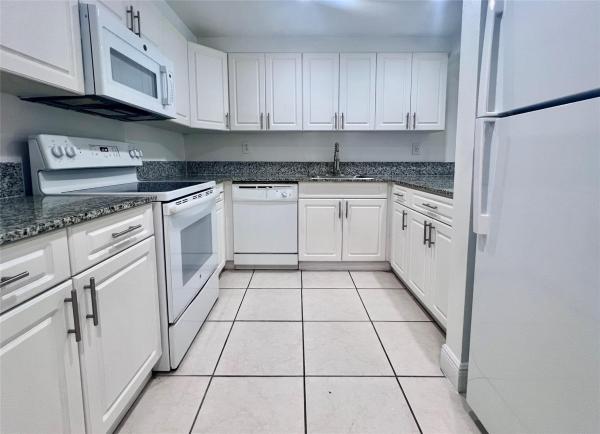 Royalton On The Green, 17300 NW 68th Ave #116, Hialeah, Florida 33015, image 2