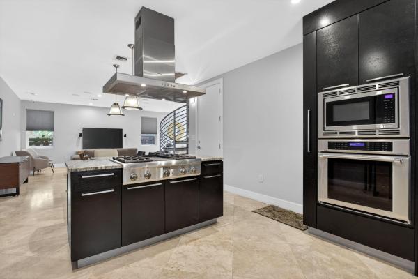 Colee Hammock, 915 SE 2nd Ct, Fort Lauderdale, Florida 33301, image 2