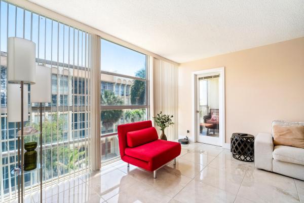 De Soto Park South, 2000 Atlantic Shores Blvd #410, Hallandale Beach, Florida 33009, image 1
