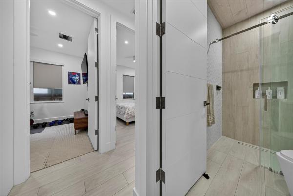 Petite, 21 NE 25th St, Wilton Manors, Florida 33305, image 2