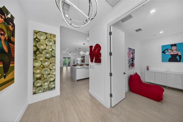 Petite, 21 NE 25th St, Wilton Manors, Florida 33305, image 3