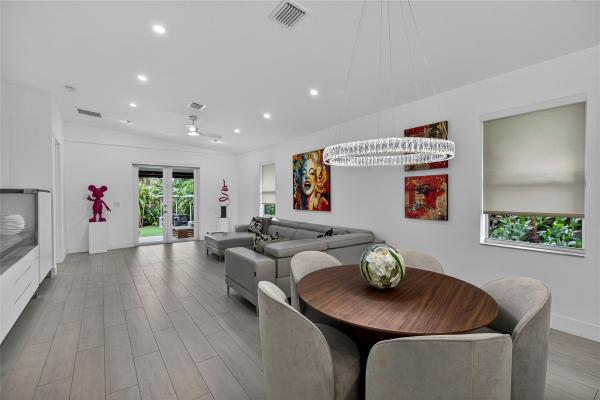 Petite, 21 NE 25th St, Wilton Manors, Florida 33305, image 2